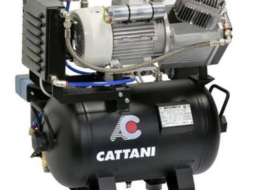 Двухцилиндровый стоматологический компрессор Cattani с осушителем на черном горизонтальном ресивере с фирменным логотипом бренда.