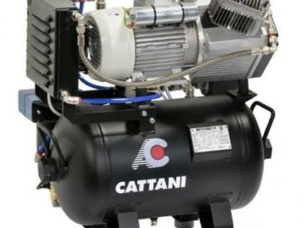 Двухцилиндровый стоматологический компрессор Cattani с осушителем на черном горизонтальном ресивере с фирменным логотипом бренда.