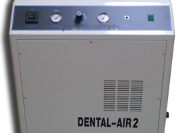 Воздушный безмасляный компрессор Werther Dental Air 2 с осушителем в сером шумоизоляционном кожухе, вид спереди.