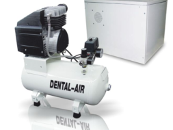 Воздушный безмасляный компрессор Werther Dental Air на 1 установку в сборе на белом ресивере рядом с защитным кожухом.