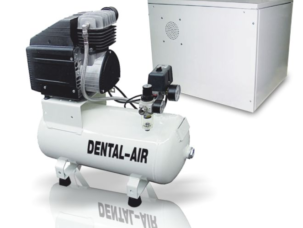 Воздушный безмасляный компрессор Werther Dental Air на 1 установку в сборе на белом ресивере рядом с защитным кожухом.
