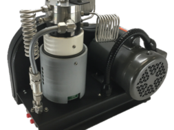 Безмасляный мини-бустер RIX Microbooster с охлаждающим змеевиком и электродвигателем на черной металлической станине, изолированное изображение на прозрачном фоне
