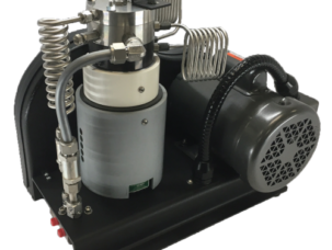 Безмасляный мини-бустер RIX Microbooster с охлаждающим змеевиком и электродвигателем на черной металлической станине, изолированное изображение на прозрачном фоне