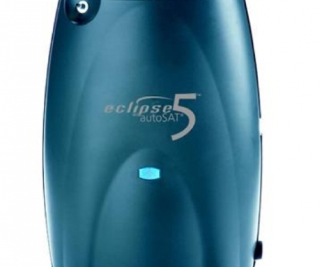 Портативный кислородный концентратор SeQual Eclipse 5 темно-синего цвета, вид в три четверти