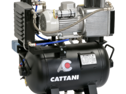 Стоматологический компрессор Cattani на 1 установку с осушителем, закрепленный на черном горизонтальном ресивере.