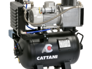 Стоматологический компрессор Cattani на 1 установку с осушителем, закрепленный на черном горизонтальном ресивере.