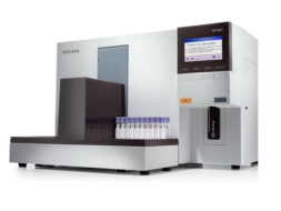Автоматический гематологический исследовательский комплекс EDAN DS-600 или DS-600i, состоящий из основного блока анализатора с вертикальным дисплеем и автоматического податчика штативов с пробирками на переднем плане.