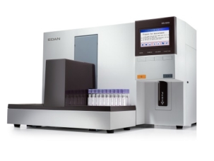 Автоматический гематологический исследовательский комплекс EDAN DS-600 или DS-600i, состоящий из основного блока анализатора с вертикальным дисплеем и автоматического податчика штативов с пробирками на переднем плане.