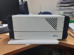 Аппарат Hydropac для ламинирования стерилизационных пакетов в офисной обстановкеб вид сзади и сбоку, на корпусе фирменная маркировка и вентиляционные прорези.