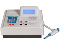 Полуавтоматический коагулометр High Technology Inc TS4000 Plus со встроенным дисплеем Coagulation Analyzer, кнопочной клавиатурой управления и подключенной стартовой пипеткой на белом фоне.